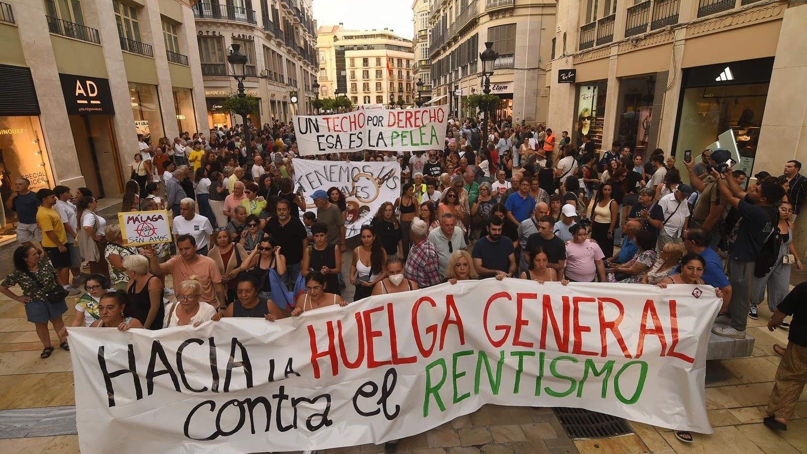 CEOE denuncia que la huelga general convocada a la vez que las elecciones no tiene motivos laborales y es una "injustificable presión" sobre las urnas