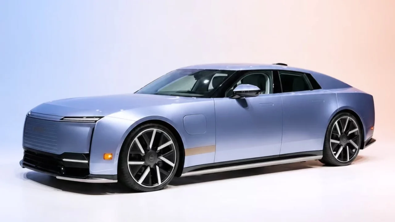 Jaguar convierte su polémica reinvención en un coche real: así es el nuevo Type 01 eléctrico
