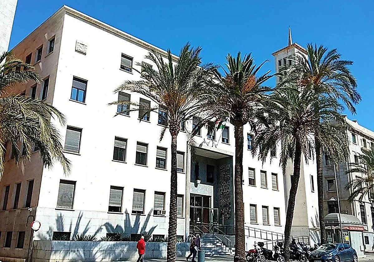 Sentenced to nine months in prison for leaving her two year old son alone in the car for 40 minutes in Almeria