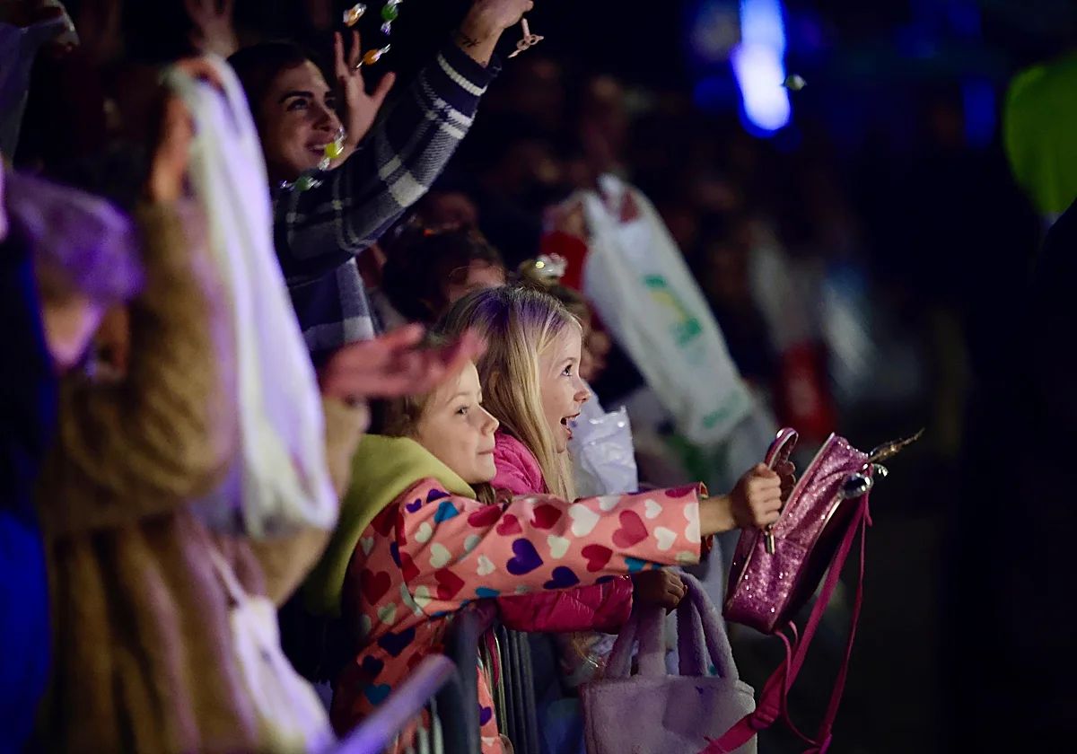 Lluvia de caramelos para recibir a los Reyes Magos en Málaga
