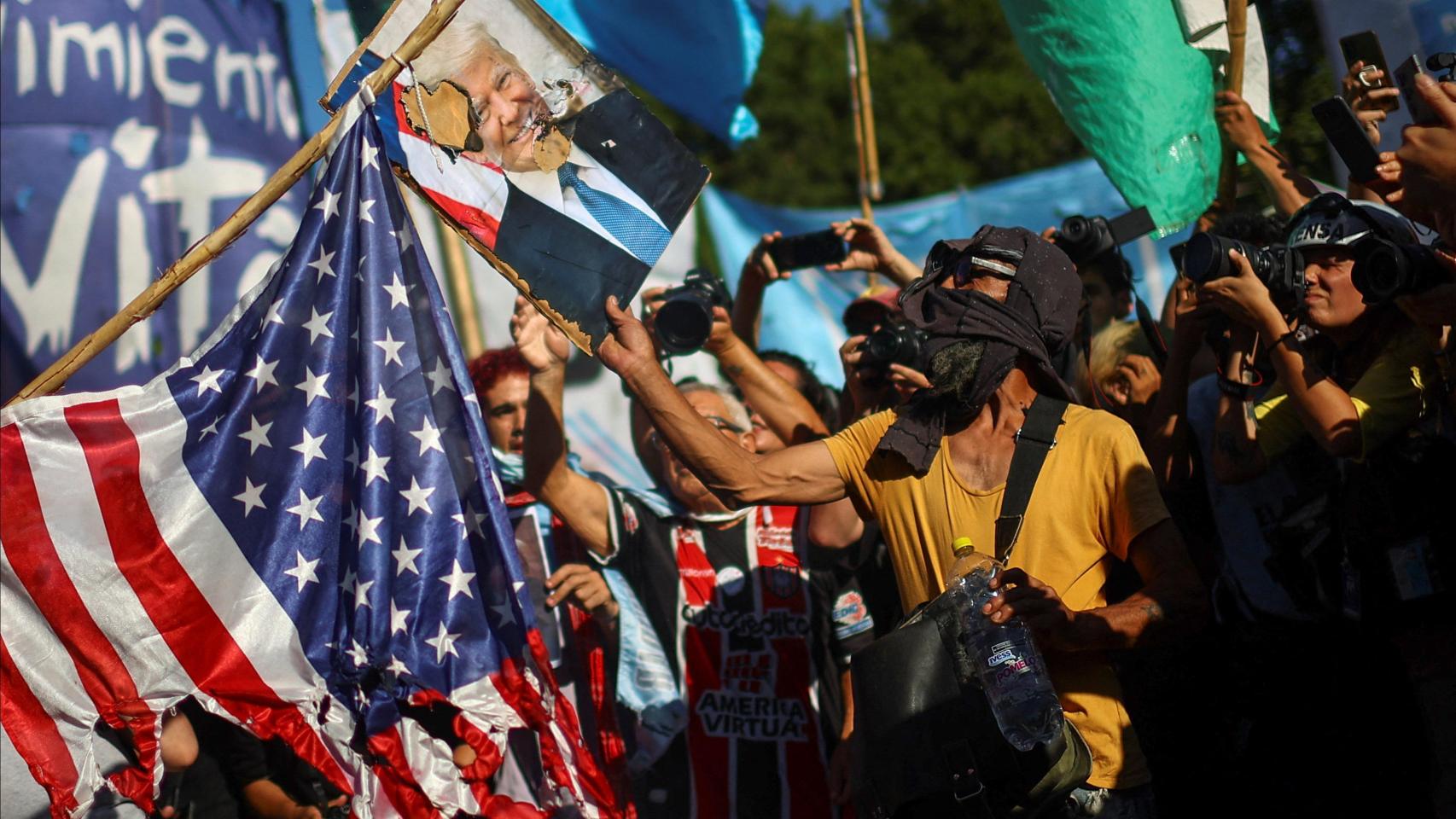 Tensión en Caracas: disparos junto al Palacio de Miraflores mientras el chavismo ordena detener "a quien apoye" a EEUU