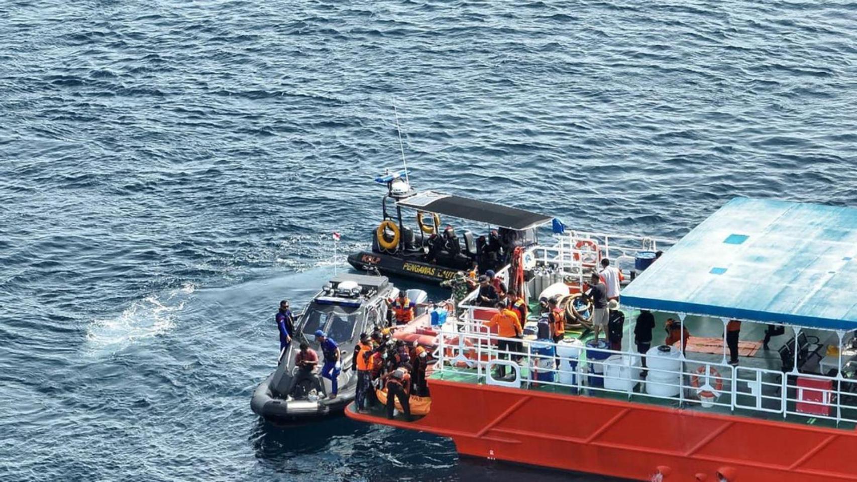 Hallan un nuevo cuerpo en la zona donde naufragó el barco en el que viajaba una familia española en Indonesia