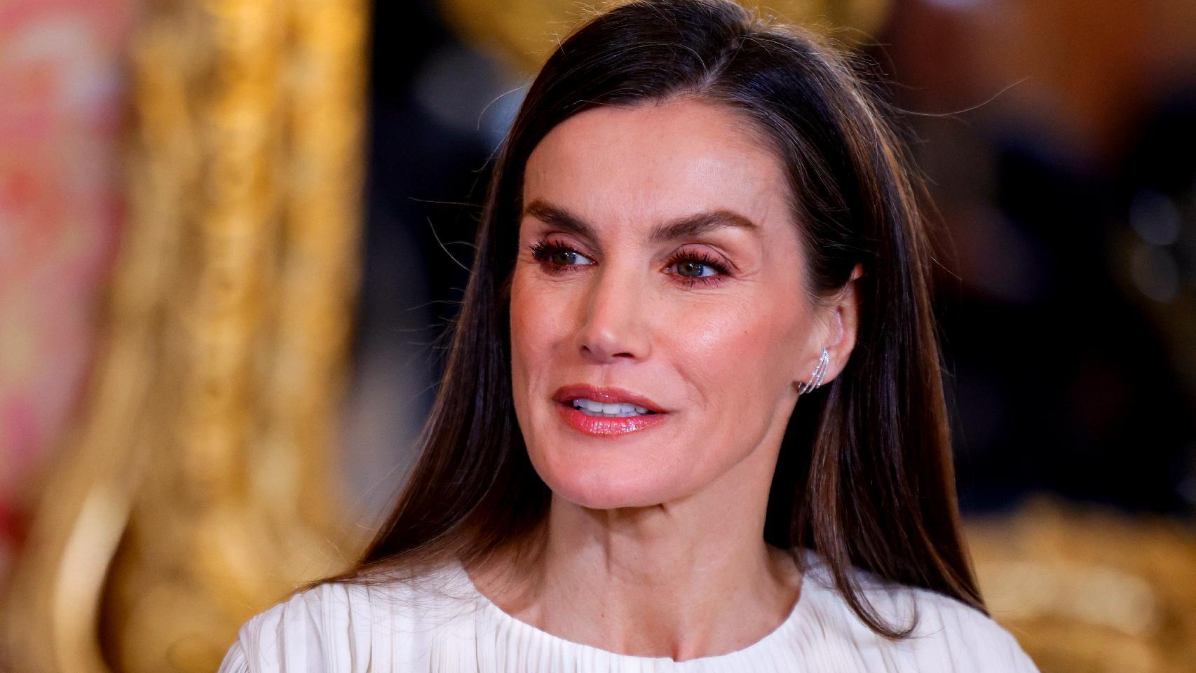 Letizia brilla en la Pascua Militar con los pendientes de diamantes más originales y una preciosa blusa de estreno