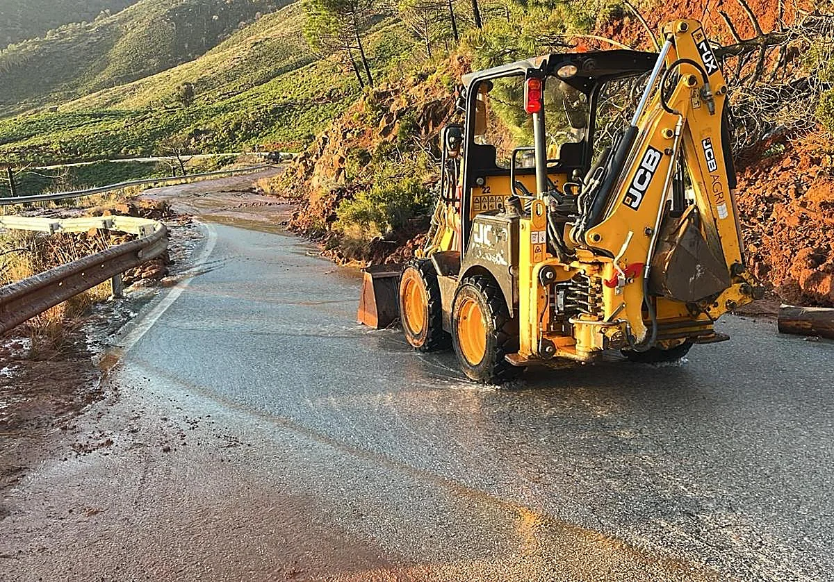 Dos carreteras de Málaga siguen afectadas con cortes por desprendimientos tras las lluvias