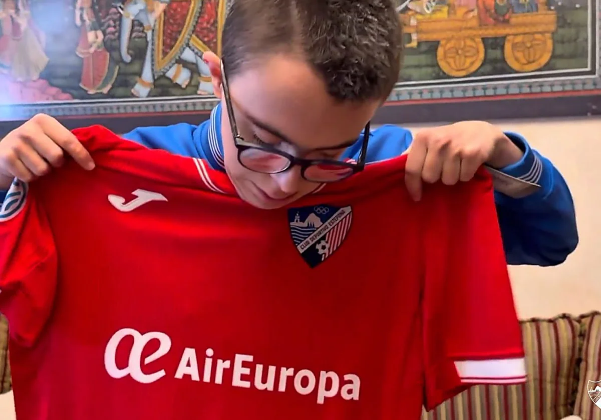 El emotivo detalle del Estepona con Adán, aficionado con Síndrome de Down