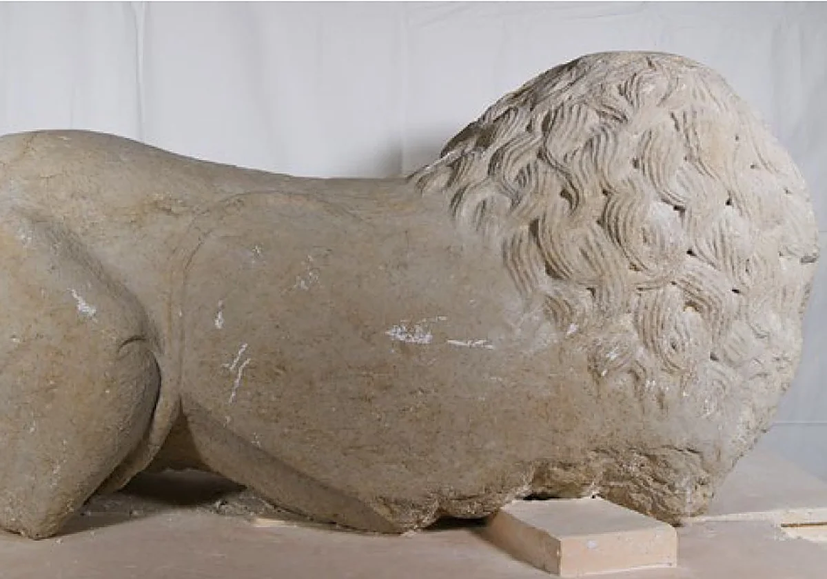 El león encontrado en la ciudad perdida de la Málaga romana descubre su secreto: tiene un gemelo
