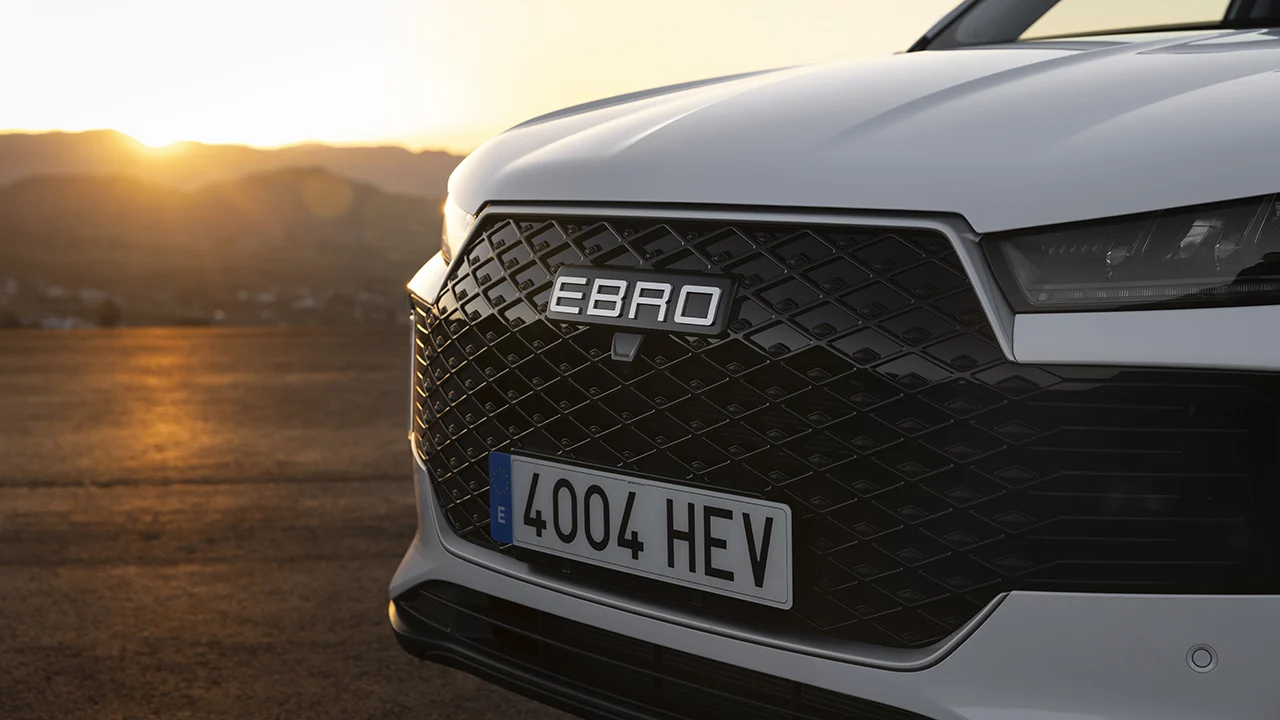 Con más de 7.000 € de rebaja y un motor híbrido de 211 CV, este SUV de EBRO más barato que el Dacia Duster es un chollo