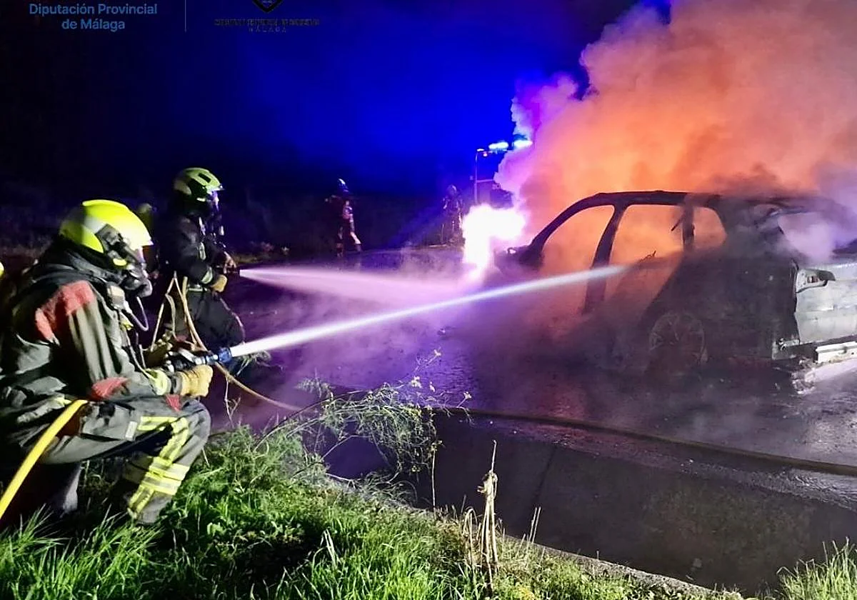 Bomberos sofocan un incendio registrado en un coche en Estepona