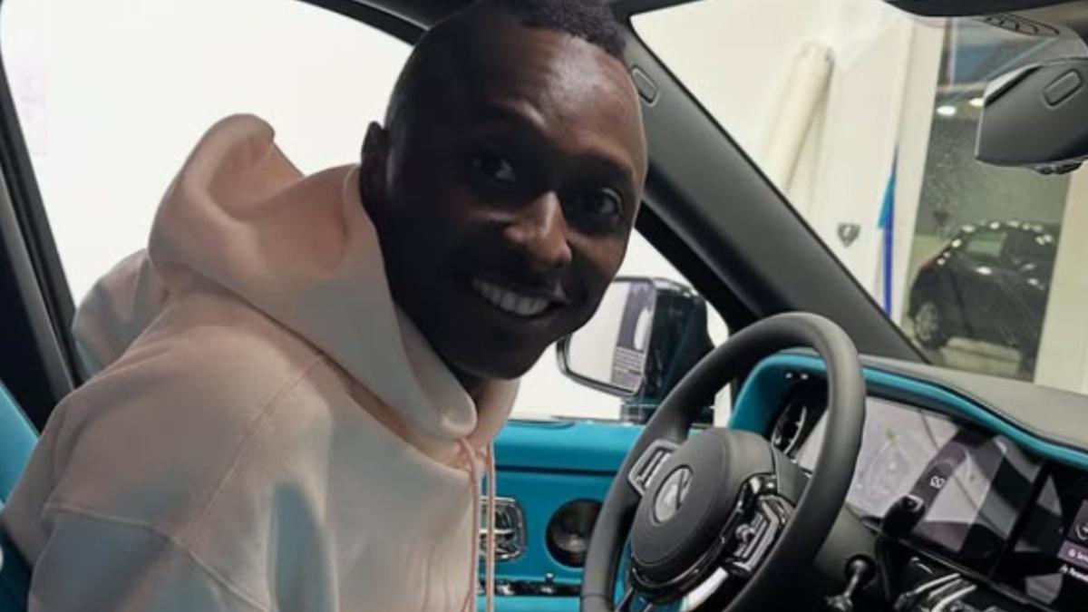 Sadiq llega a Valencia para pasar el reconocimiento médico y firmar su nuevo contrato