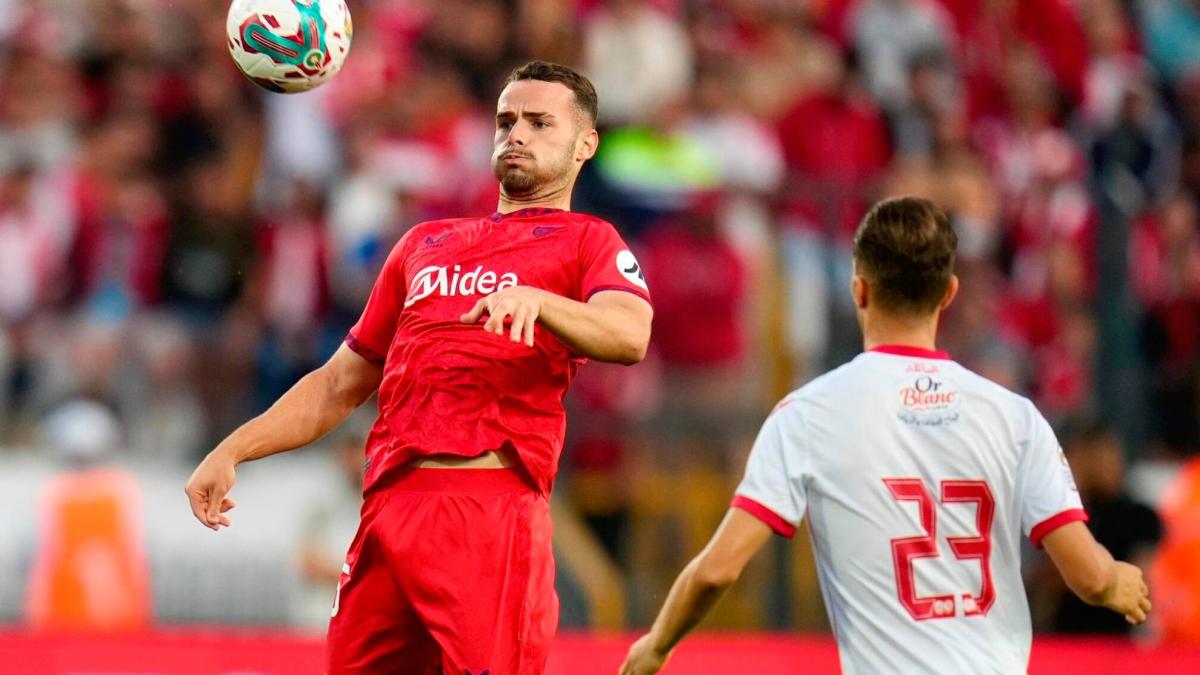 Las primeras salidas del mercado no dejan margen al Sevilla para fichar