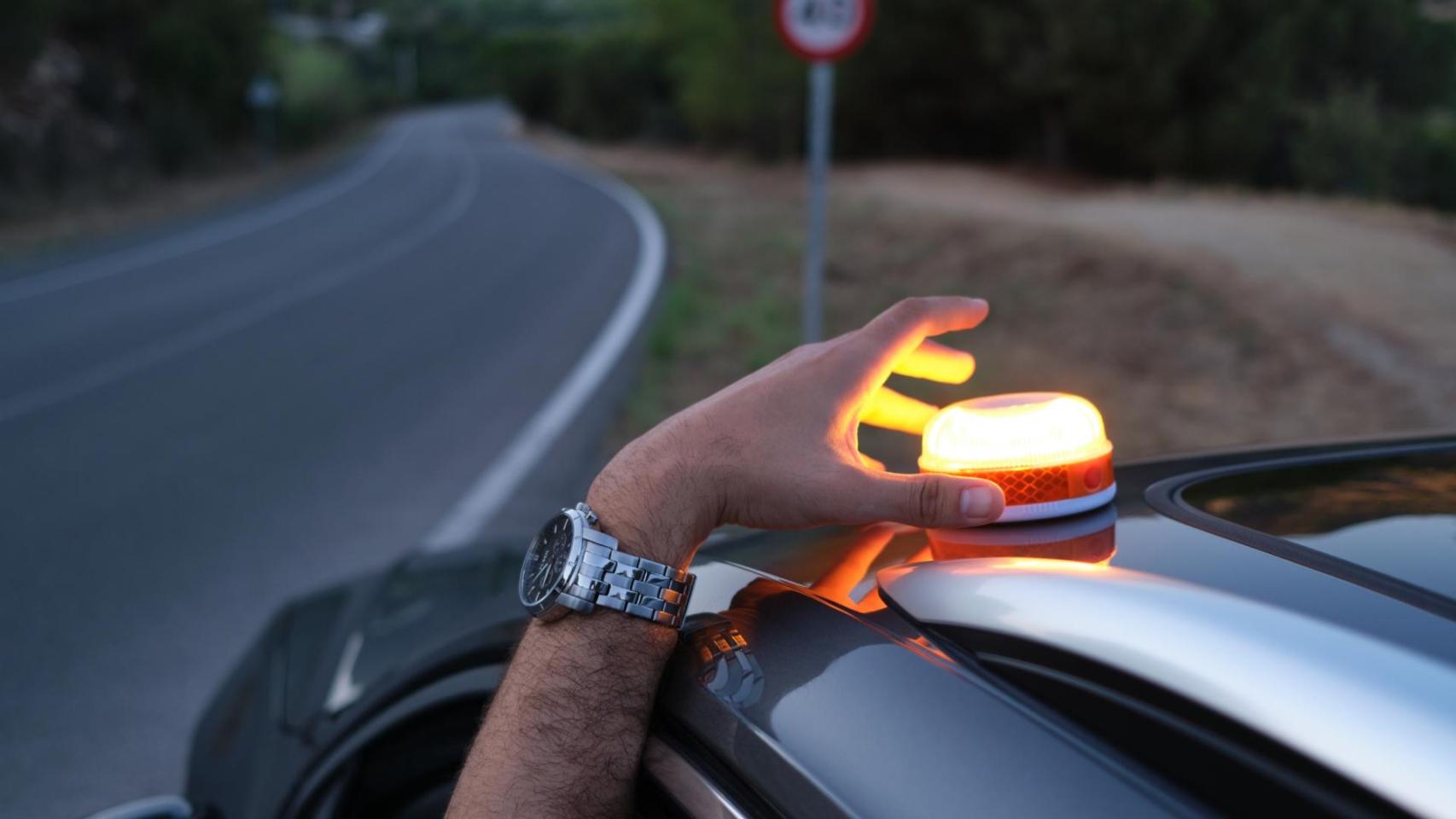 Interior no multará por un periodo "razonable" a los conductores que no lleven la baliza V-16