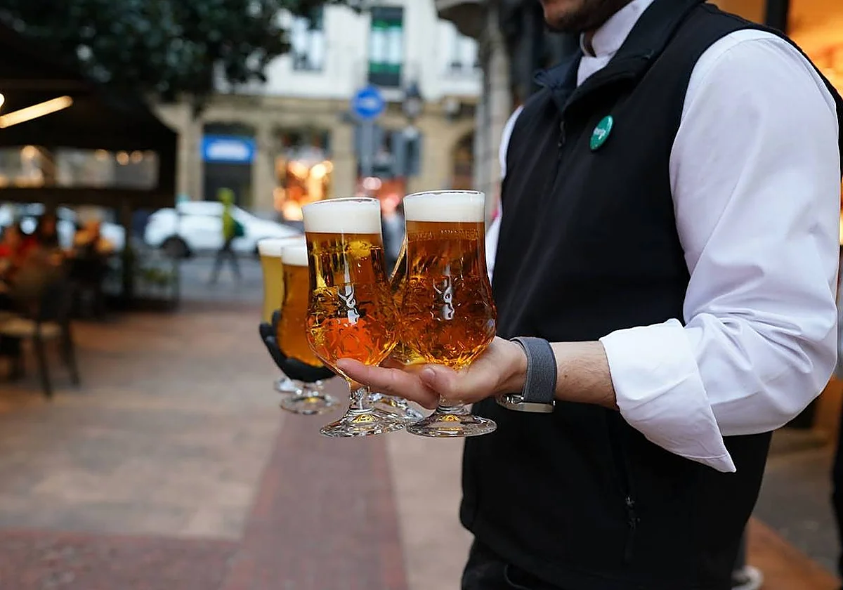 Despiden al camarero de un hotel de Málaga por consumir cerveza en el trabajo: servía una a los clientes y se ponía él otra