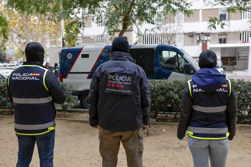 Buscan a un joven por intentar matar a su pareja y su suegra en Barcelona