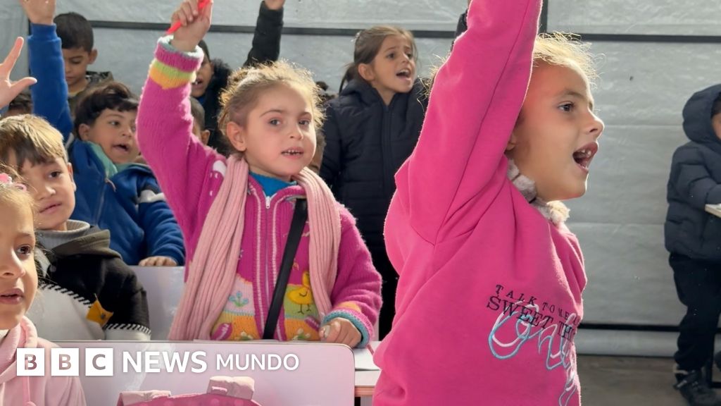 Aulas en tiendas de campaña: los niños palestinos regresan a clases en Gaza tras más de dos años de guerra