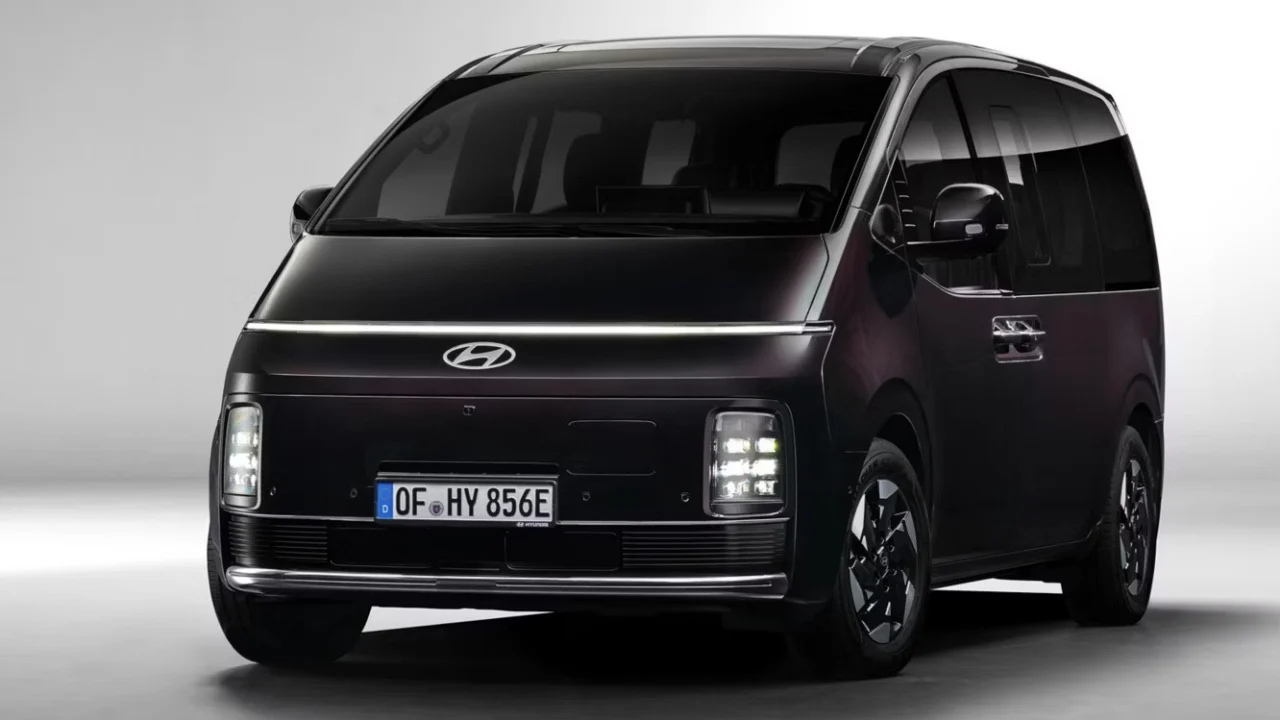 El rival del Clase V de Hyundai se vuelve eléctrico: 800 voltios y 400 km de autonomía para la nueva Staria que llega en 2026