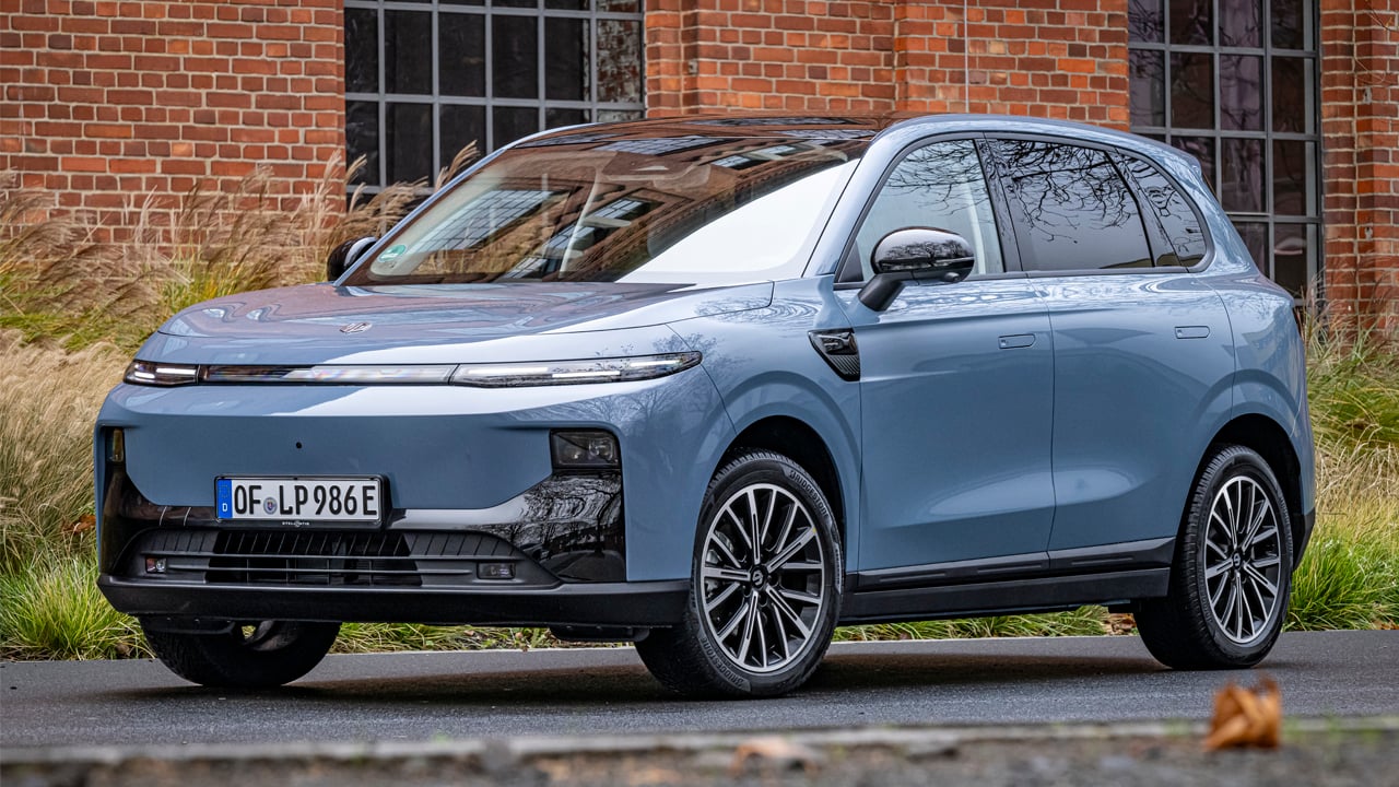 El Leapmotor B10 estrena la tecnología EREV en Europa, promete 900 km de autonomía y ya está a la venta