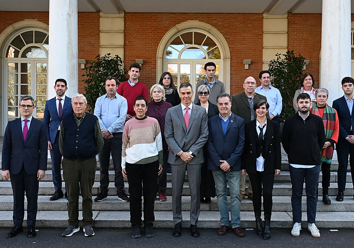 Las víctimas de los abusos en la Iglesia destacan la «cercanía y empatía» de Sánchez, que los ha recibido en la Moncloa