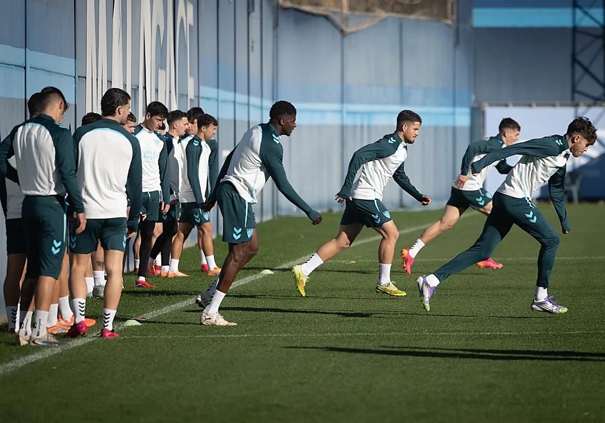 El Málaga busca la salida de algún jugador y sondea el mercado para fichar a un lateral izquierdo