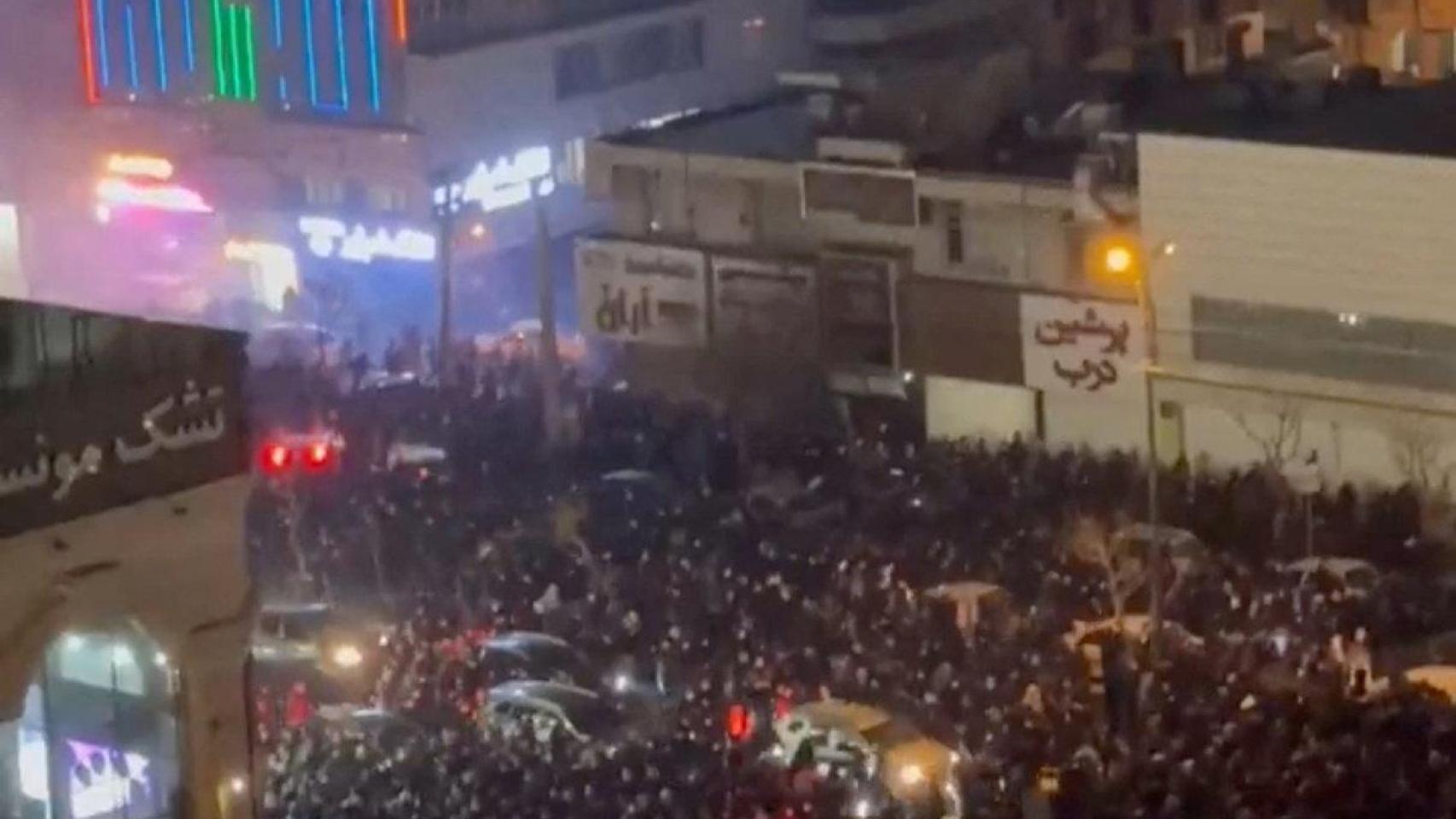 Jamenei acusa a los "vándalos" que protestan en Irán de "complacer" a Trump con las mayores marchas desde 2009