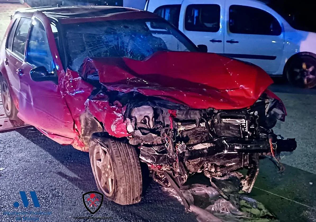 Choca contra un poste con alumbrado navideño en Coín y daña otros tres vehículos