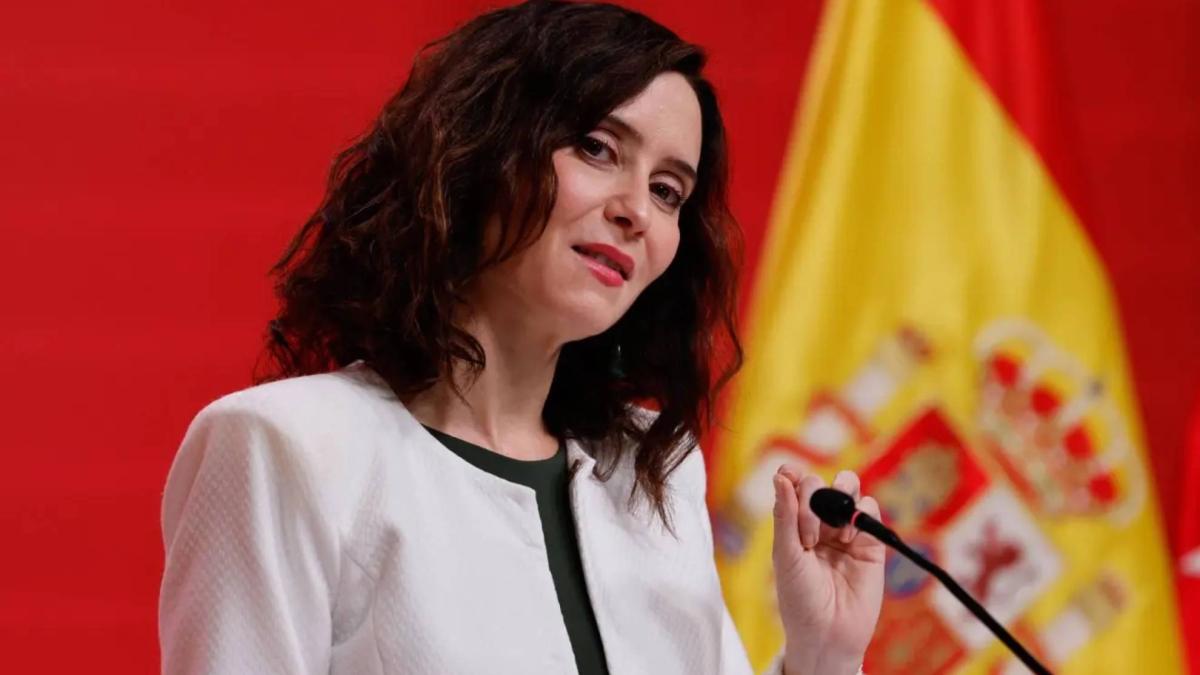 Ayuso pone fin al azul: moderniza los uniformes de los bomberos de Madrid 