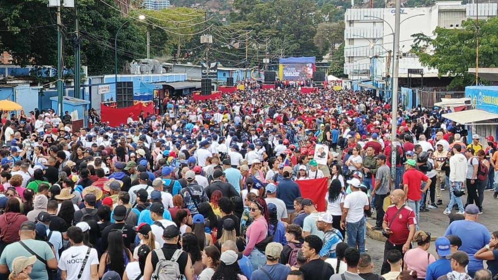 Miles de chavistas se manifiestan en Venezuela contra Trump convocados por el Gobierno ‎de Delcy