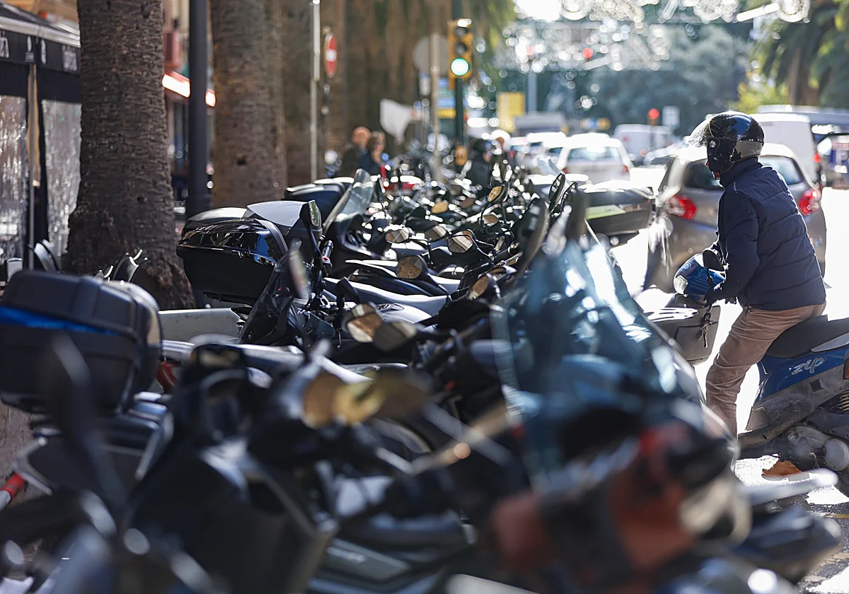 La falta de aparcamientos para motos aboca a los malagueños a cada vez más multas