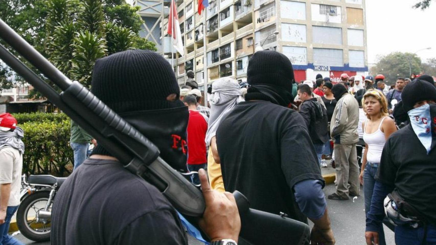 Los colectivos buscan a los traidores que facilitaron el ataque norteamericano y neutralizaron la defensa aérea