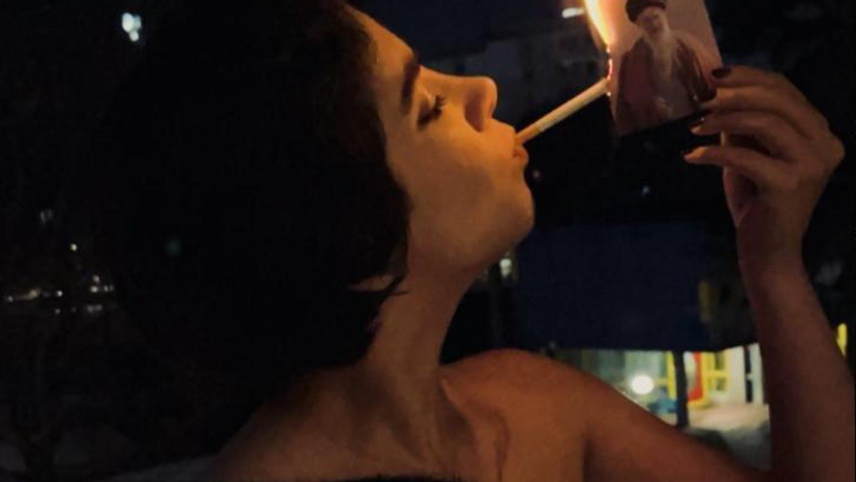 El pulso femenino al régimen de Irán: las mujeres se quitan el velo y queman fotos de Jamenei en medio de las protestas