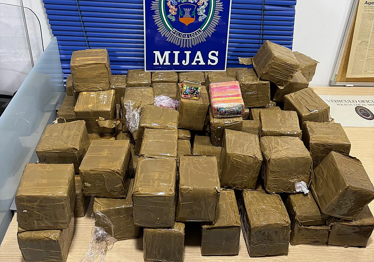 Un herido de bala, un accidente y hachís oculto en un contenedor: historia de un 'vuelco' frustrado en Mijas