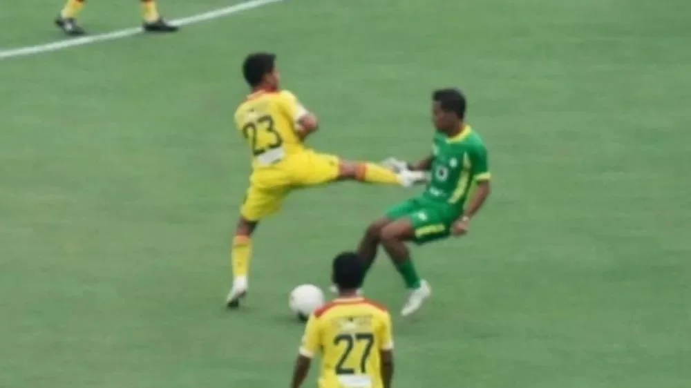 Sancionan de por vida a un futbolista por dar una patada de kárate a un rival