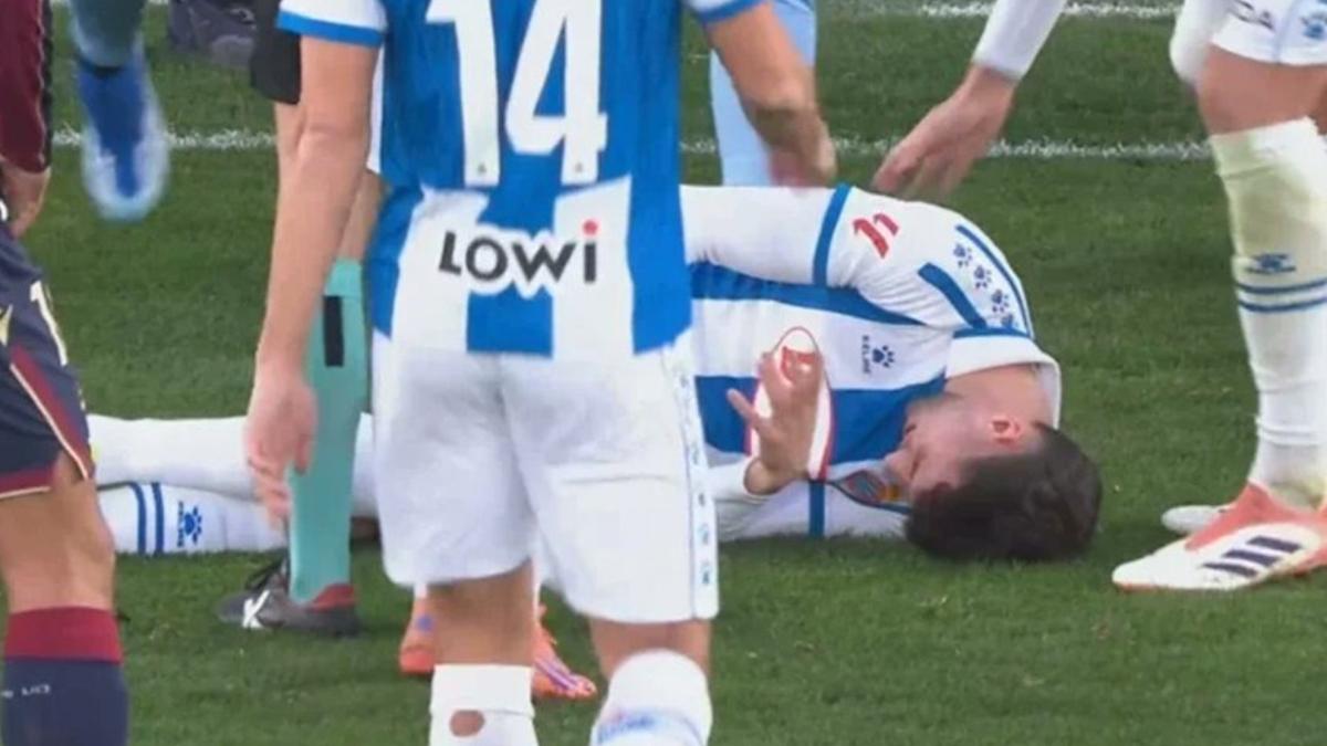 El infortunio se ceba con Puado: juega cuatro minutos y se retira lesionado