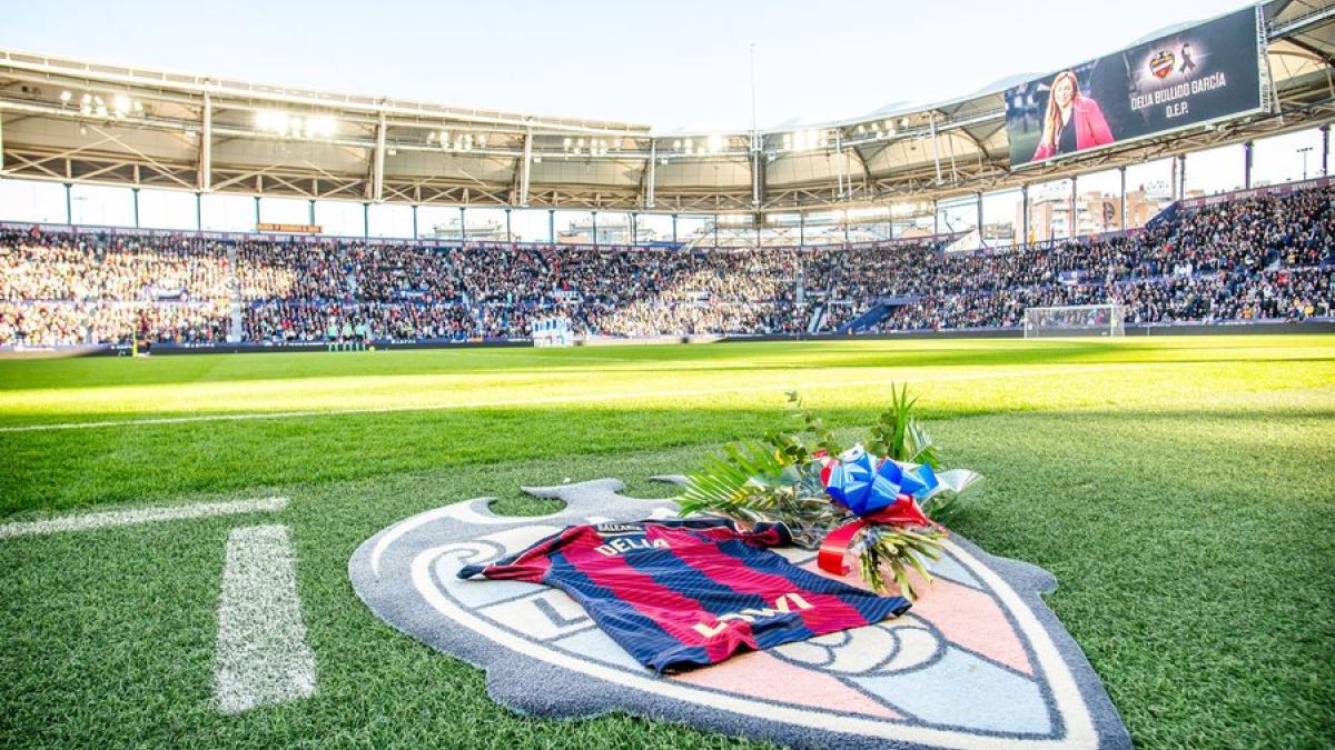 El emocionante minuto de silencio en Levante por Delia Bullido