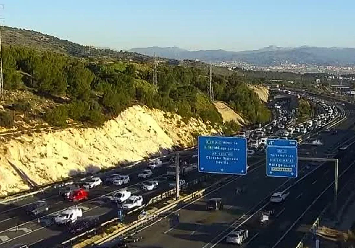El incendio de un camión genera seis kilómetros de atascos en la A-7 entre Torremolinos y Benalmádena