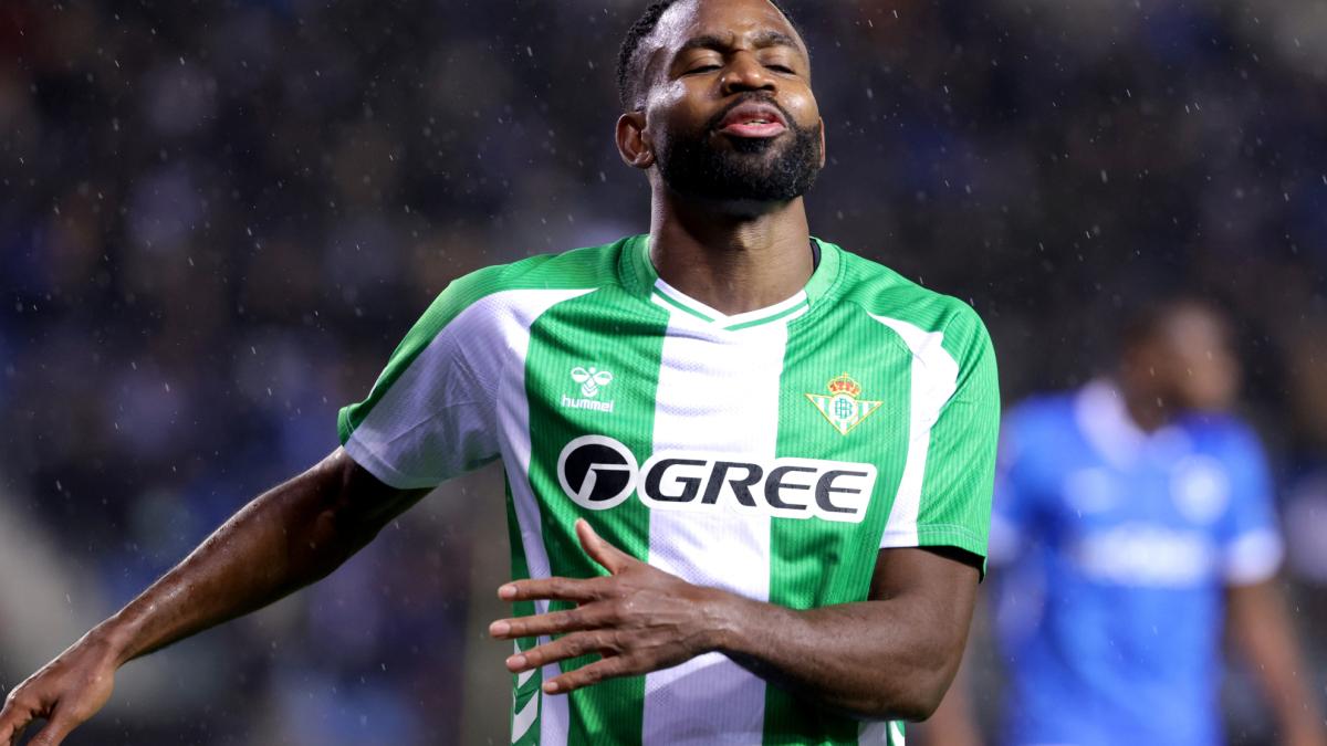 Oviedo y Alavés, en la puja por Bakambu