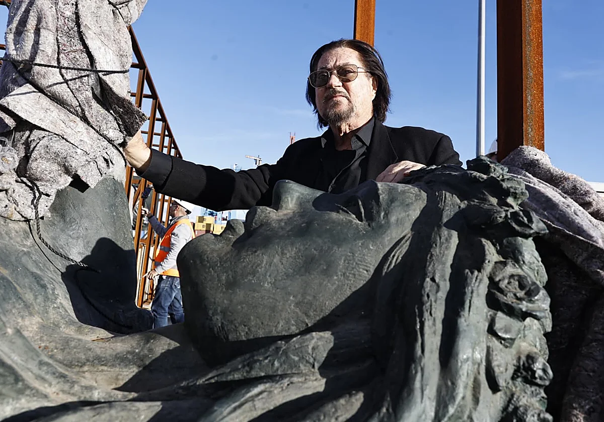 El Ayuntamiento de Málaga estudia si las esculturas gigantes del Puerto necesitan su autorización