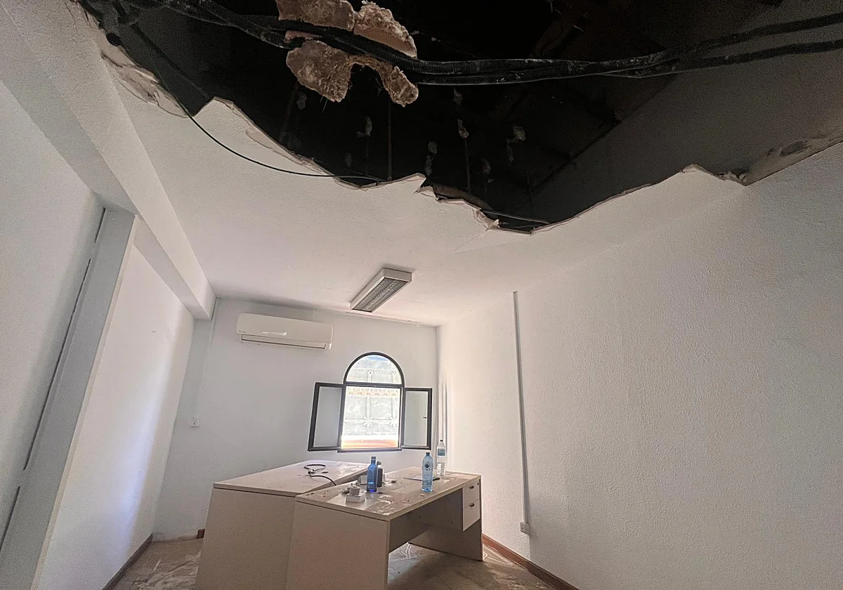 Dani Pérez denuncia que se ha caído una parte del techo del Ayuntamiento de Málaga