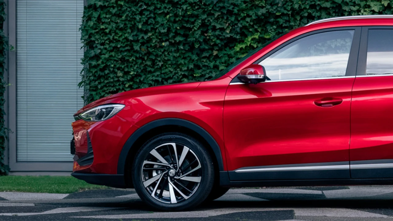 El SUV que arrasa en España ahora es híbrido como los Toyota y, por solo 356 € al mes, lo tienes con un todo incluido