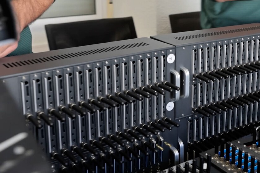 Una sola persona en Barcelona y 2,5 millones de SMS al día: las "granjas de móviles" que operan en España para estafarte