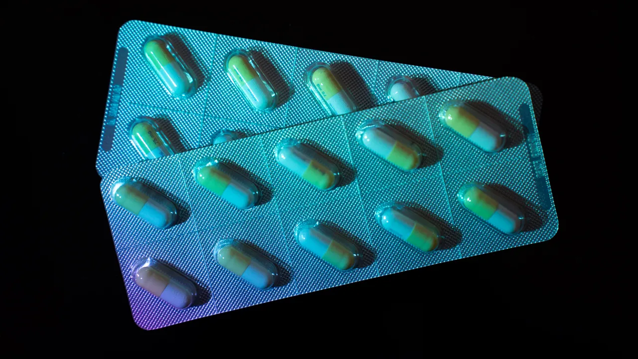 No, el oseltamivir no causa convulsiones ni transtornos psiquiátricos