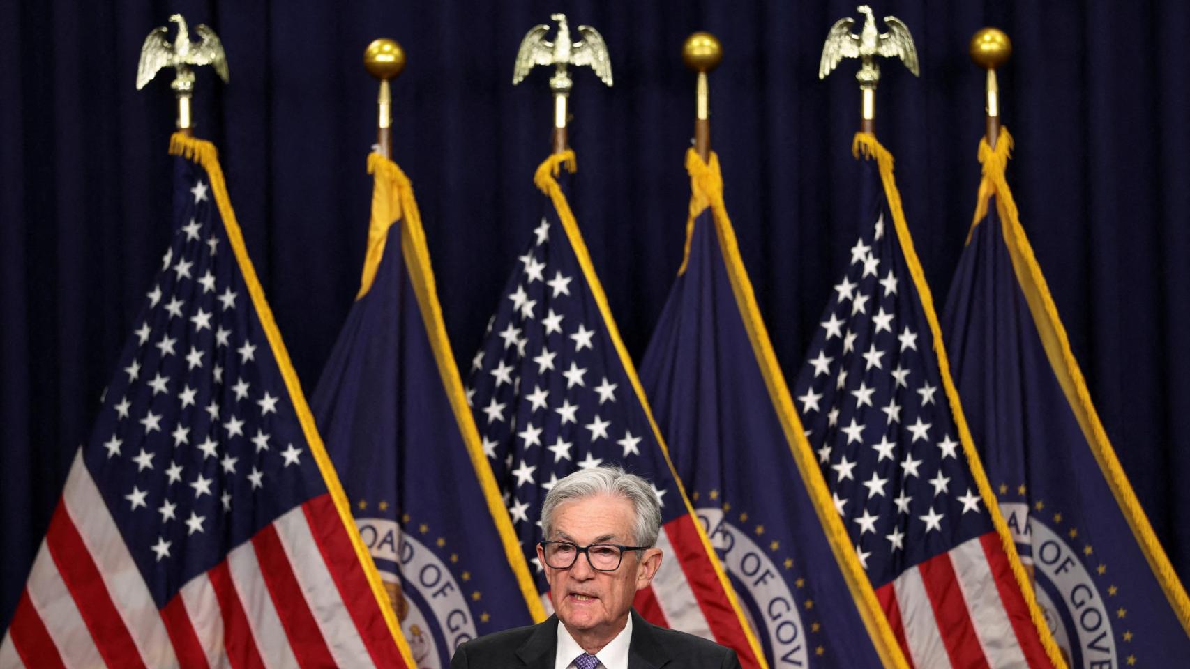 Trump 'ahoga' a Powell para que baje tipos y el mercado responde: cae el dólar, repunta la deuda y suben oro y plata