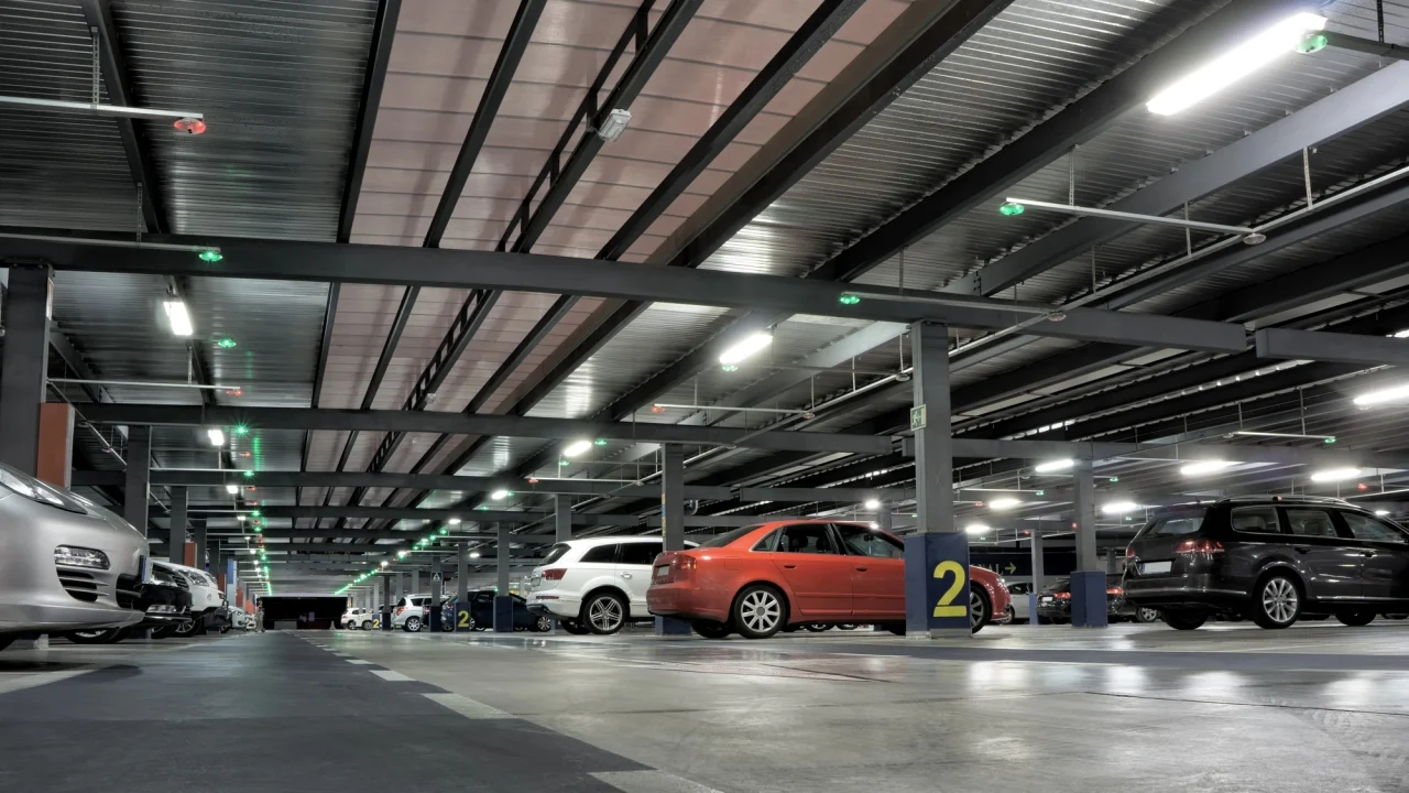 ¿Pueden multarte en un parking privado? Es legal solamente si se cumple esta condición