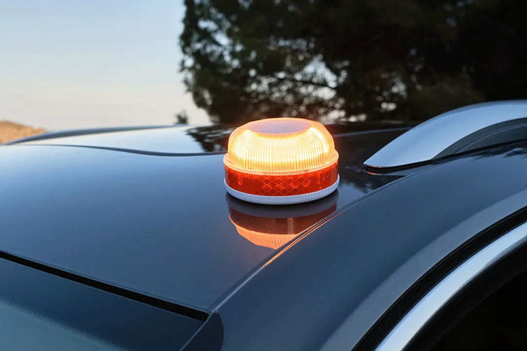 Facua alerta de la venta de balizas V16 por sólo 6 euros que simulan estar homologadas por la DGT