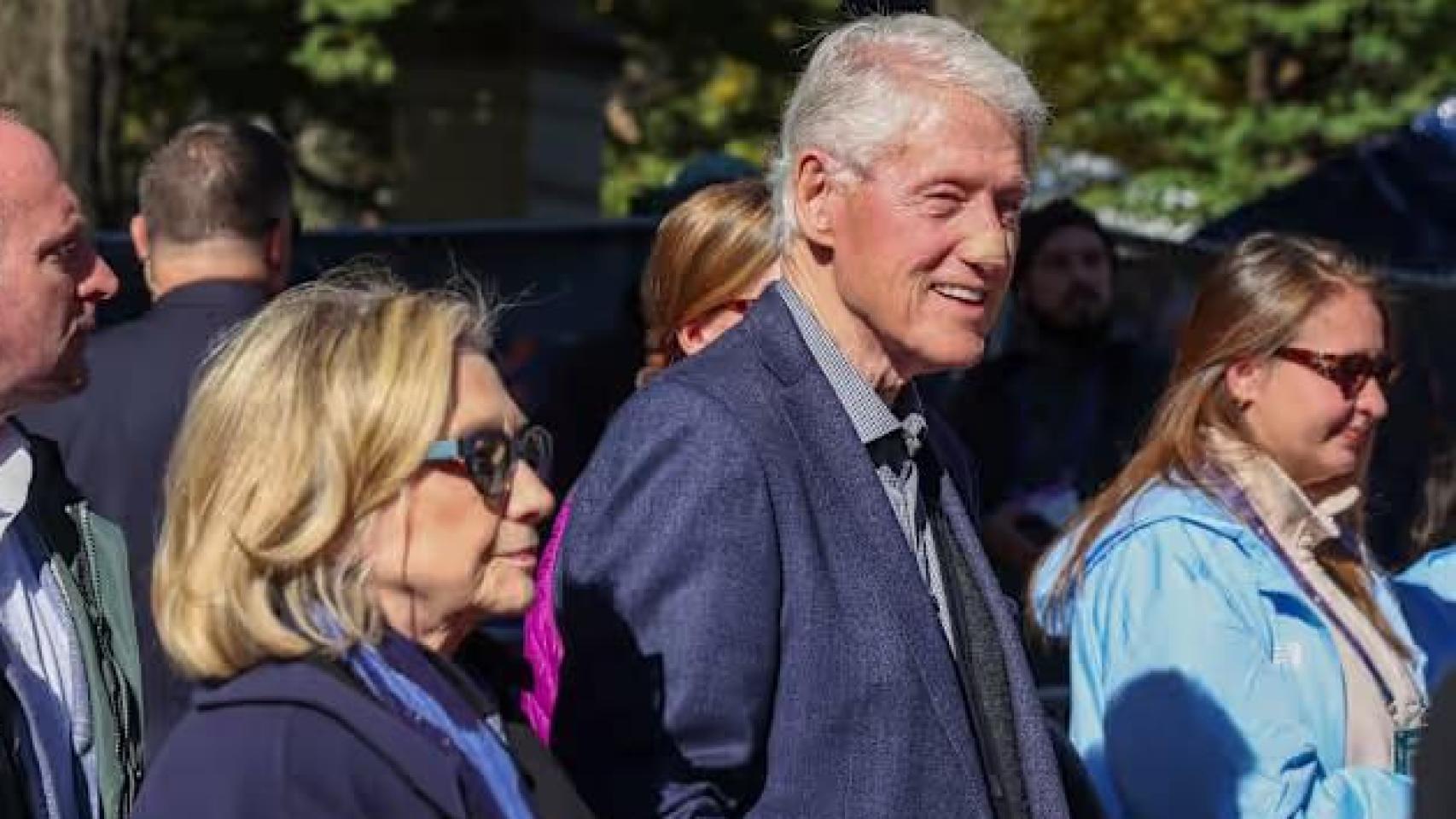 Amenazan a los Clinton con ser acusados de desacato por su desafío de plantar a un comité del Congreso sobre Epstein