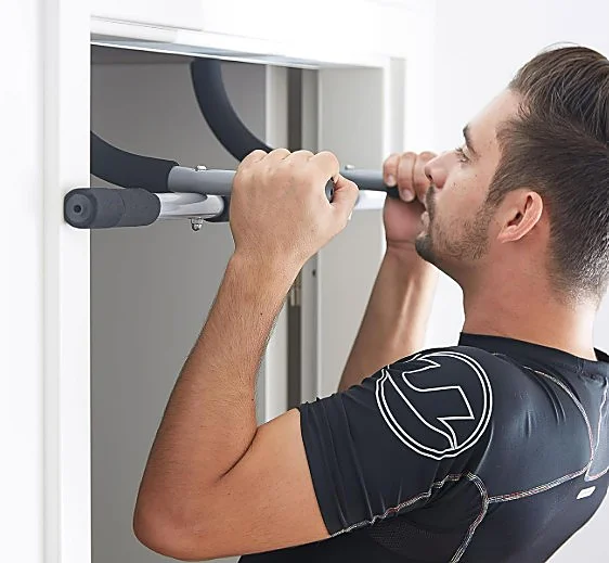 Si quieres una barra de dominadas en casa sin taladrar paredes, no te pierdas esta selección