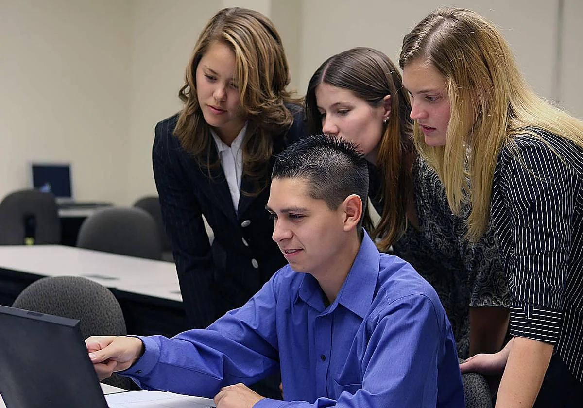 Alerta de la ONU: la IA amenaza el empleo de los jóvenes más cualificados