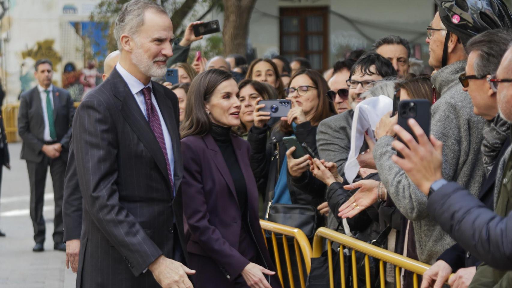La reina Letizia y Felipe VI hacen 'match' en Valencia: una apuesta ganadora y elegante por el color berenjena