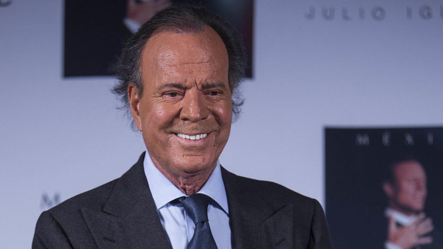 Julio Iglesias, protegido por la falta de tratado de extradición con Bahamas: la Fiscalía citará a las denunciantes como testigos