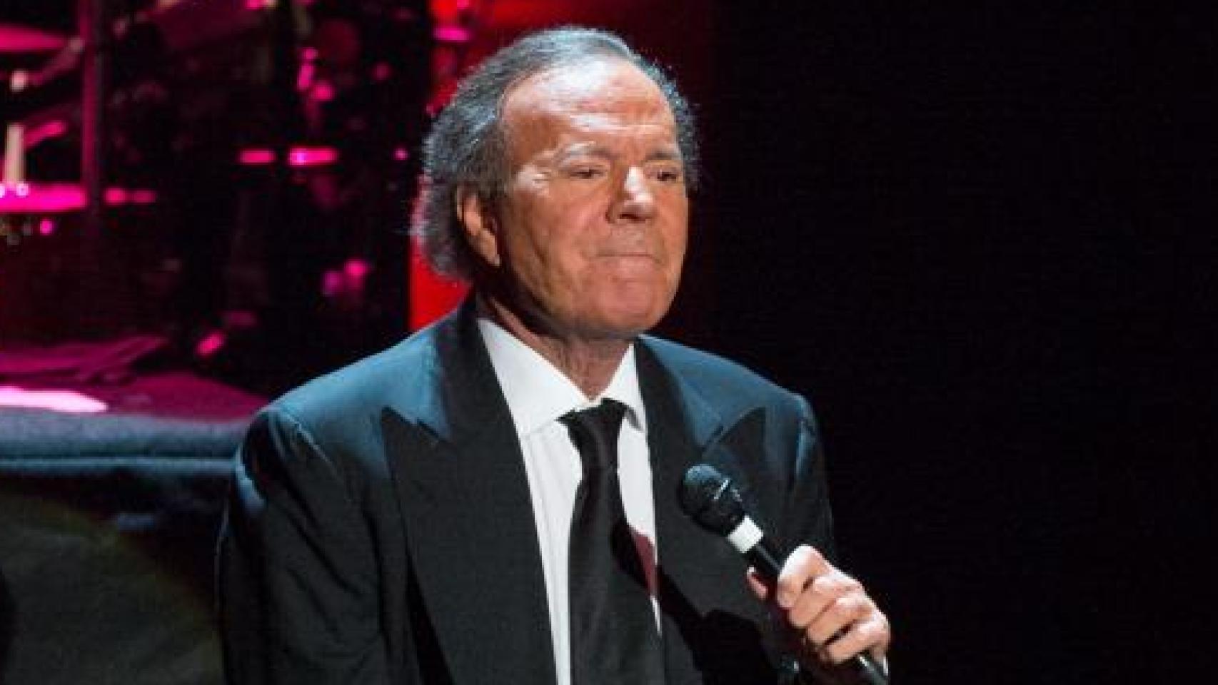 Julio Iglesias rompe su silencio tras las acusaciones de agresión sexual de dos exempleadas y anuncia medidas legales
