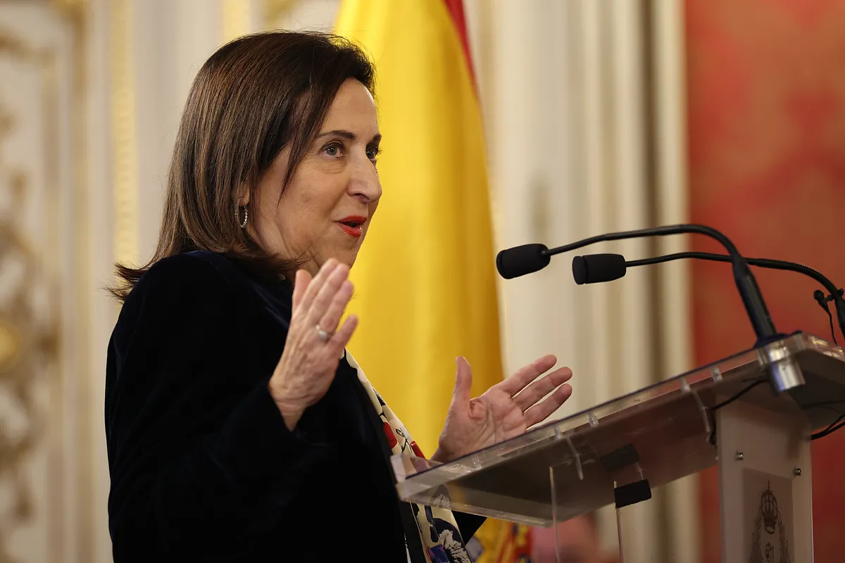 Robles no descarta que España participe en una misión de vigilancia en Groenlandia, pero apela a la prudencia